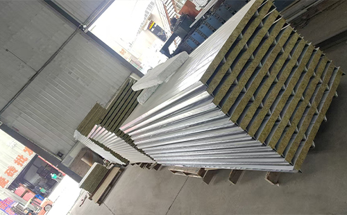 治多彩钢夹芯板